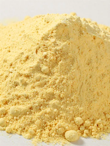Царевично брашно в керамична купа, жълт, прахообразен продукт върху дървена повърхност