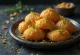 Pakon pitha с кардамон – златистокафяви пържени топчета от бенгалско оризово брашно с кокосов пълнеж