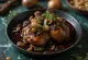 Coq au Vin, сервирано с пресен магданоз и хляб