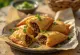 Kachori с пикантно месо, сервирано с пресен кориандър