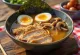Kagoshima ramen със свински и пилешки бульон, сервиран с месо чашу и яйце