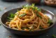 Japchae с чесън, сервирано с фиде от сладки картофи и зеленчуци