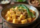 Kare-Kare с тофу, сервирано с фъстъчен сос и зеленчуци