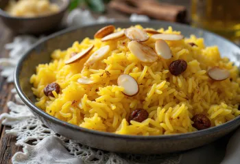 Ghee mishti pulao, сладък ориз, сервиран с печени бадеми и стафиди