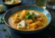 Moqueca, сервирана със сладки картофи, риба и кокосово мляко