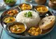 Thali непалски dal bhat tarkari, сервирано в купа, подредени ориз, червена леща и зеленчуци