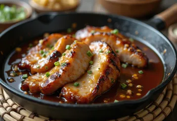 BBQ свински врат в сладко-горчичена глазура, сервиран с пресен магданоз