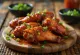Сервирани пушени BBQ пилешки крилца със сос Срирача