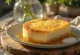 Ревани с кисело мляко, сервирано на сочни, сиропирани резени
