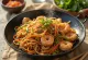 Якисоба със скариди, вкусна смес от юфка и зеленчуци със скариди и сусам
