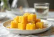 Манго Barfi, сервирано с бадеми и вкус на шафран