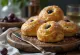 Eccles cake със сини сливи и стафиди, златистокафяви сладкиши, прясно изпечени
